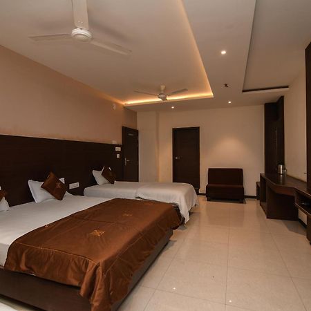 Shree Ram Hotel Uddzsaín Kültér fotó
