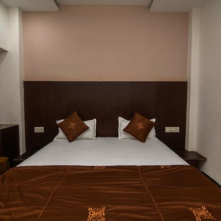 Shree Ram Hotel Uddzsaín Kültér fotó