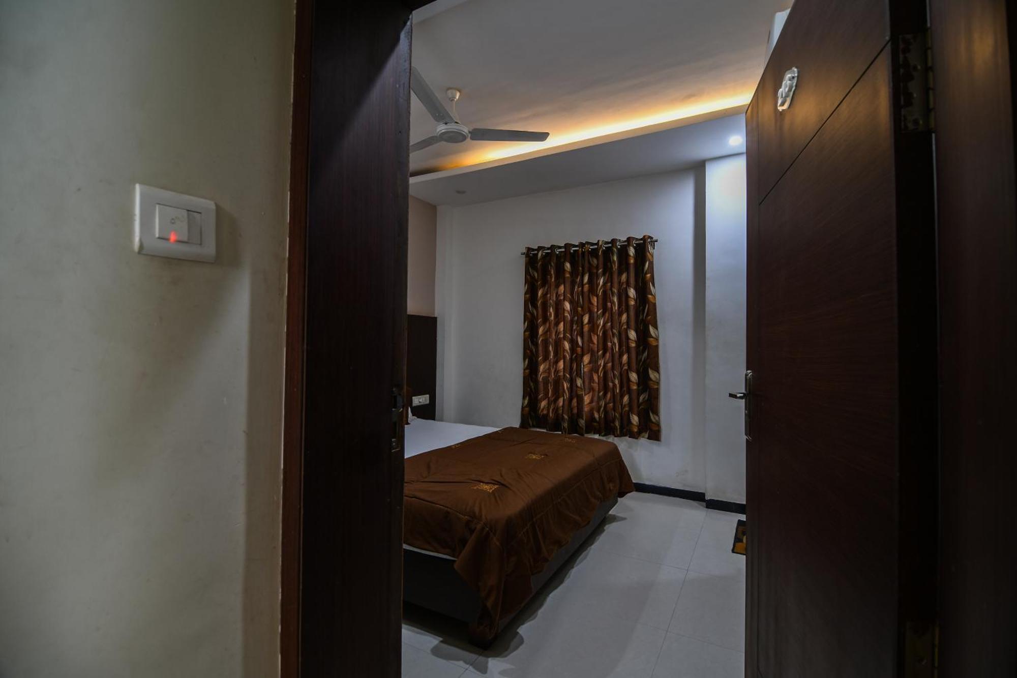 Shree Ram Hotel Uddzsaín Kültér fotó