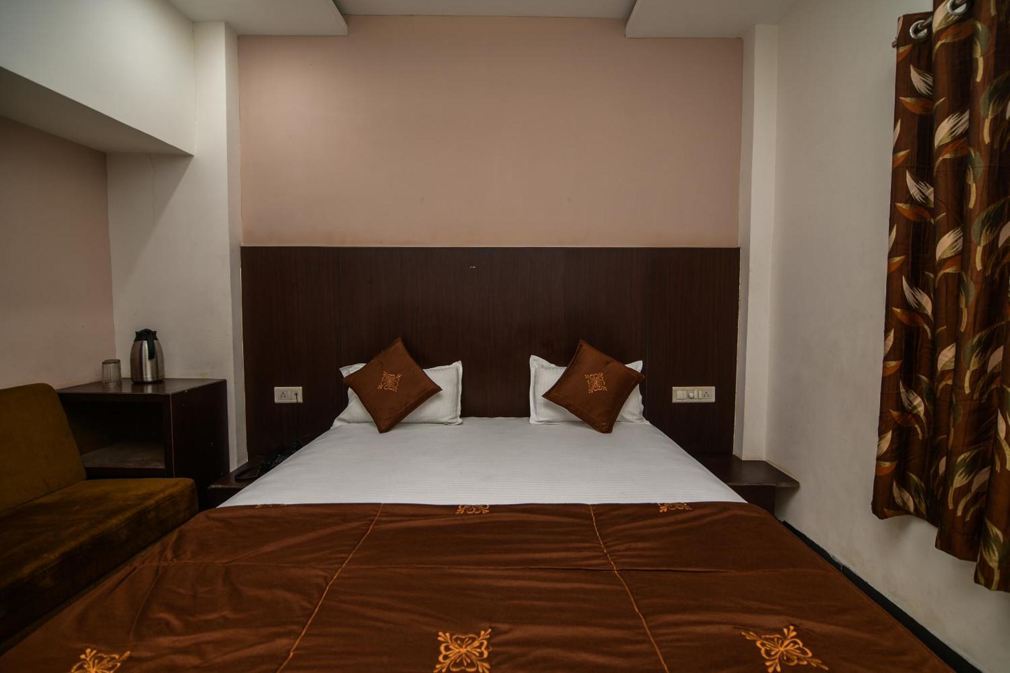 Shree Ram Hotel Uddzsaín Kültér fotó