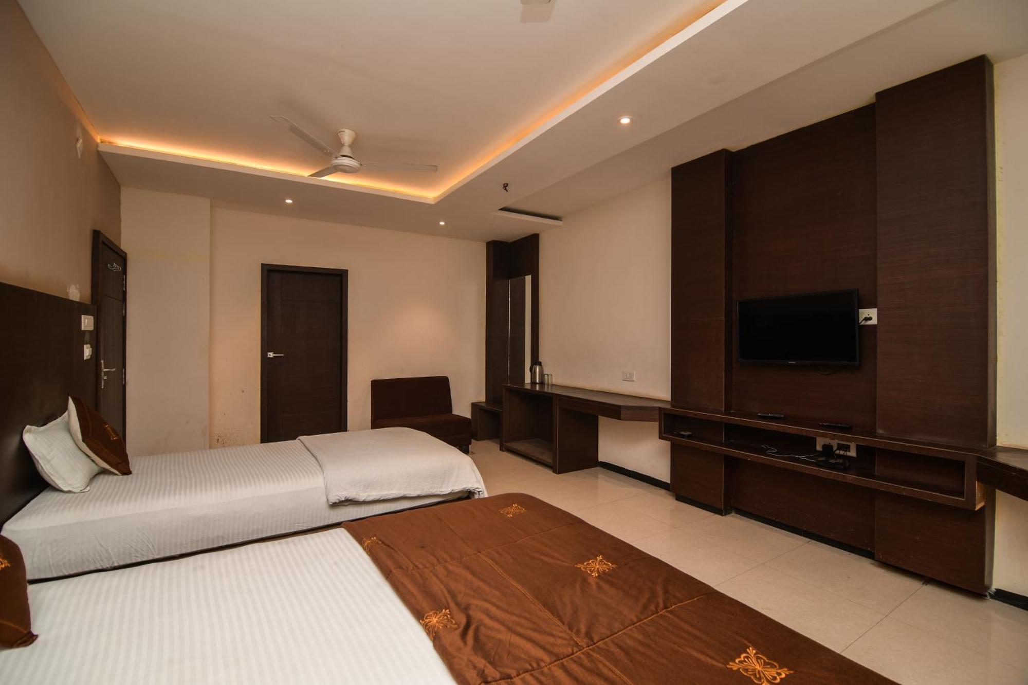Shree Ram Hotel Uddzsaín Kültér fotó