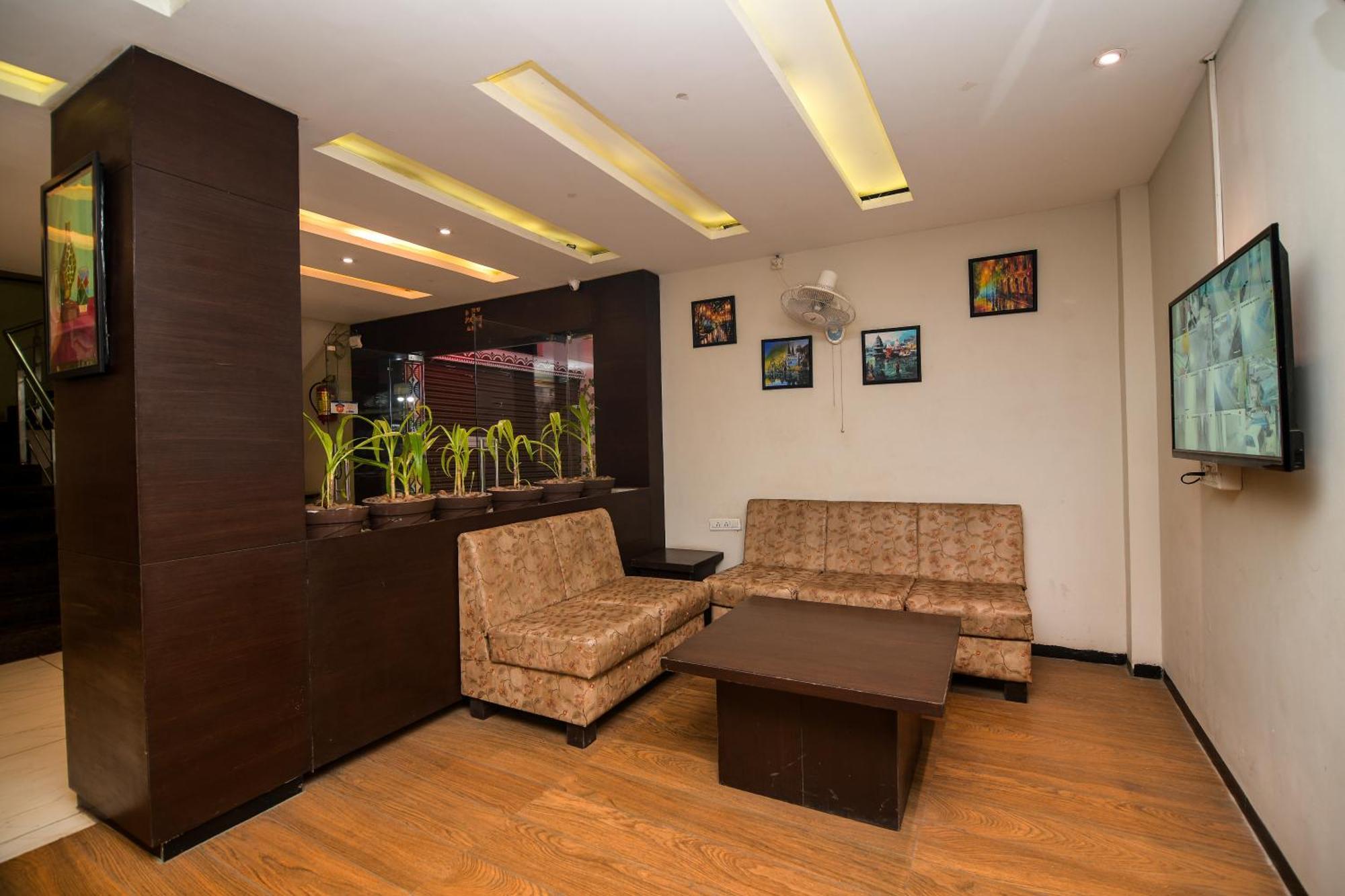 Shree Ram Hotel Uddzsaín Kültér fotó