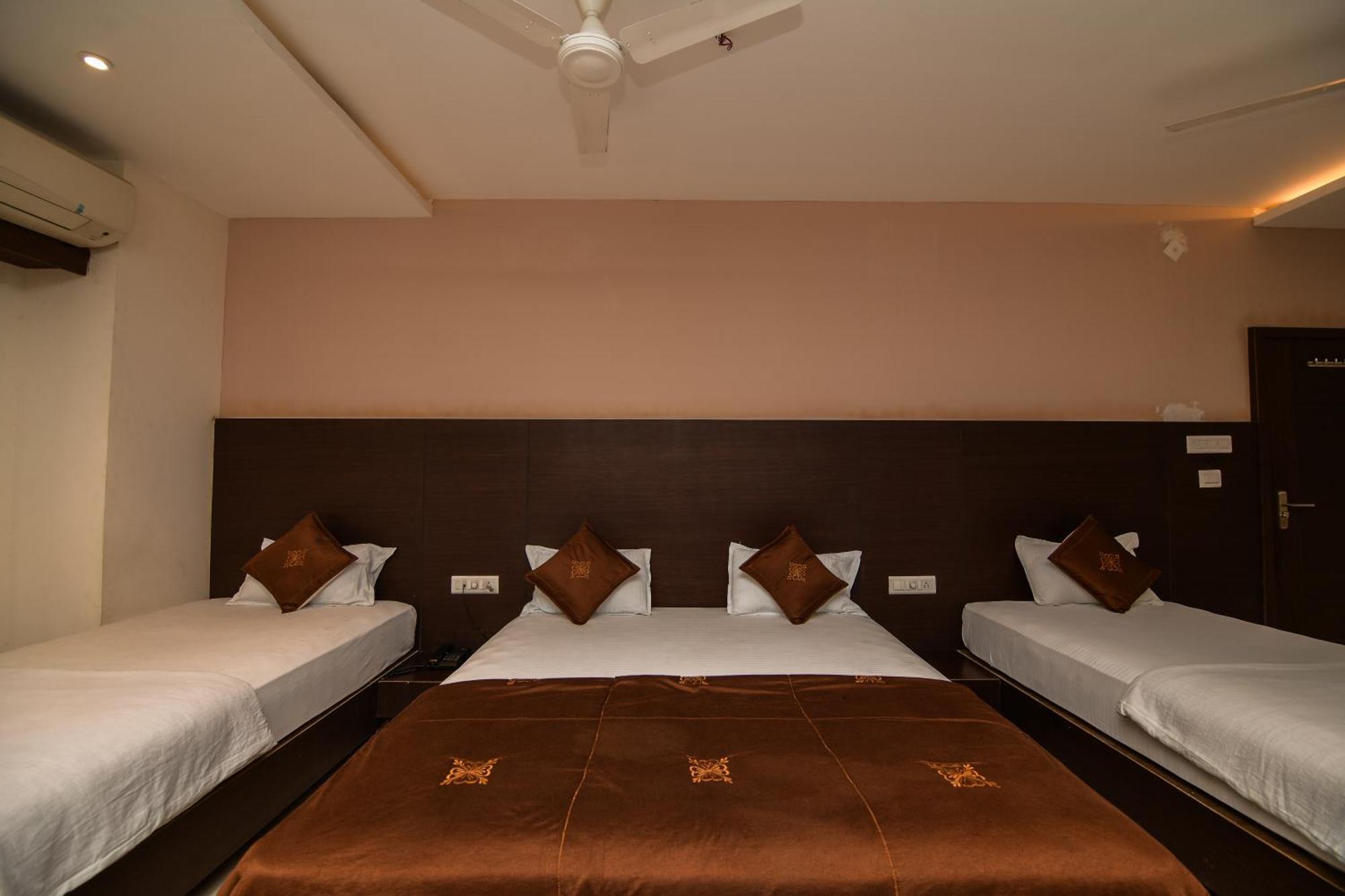 Shree Ram Hotel Uddzsaín Kültér fotó