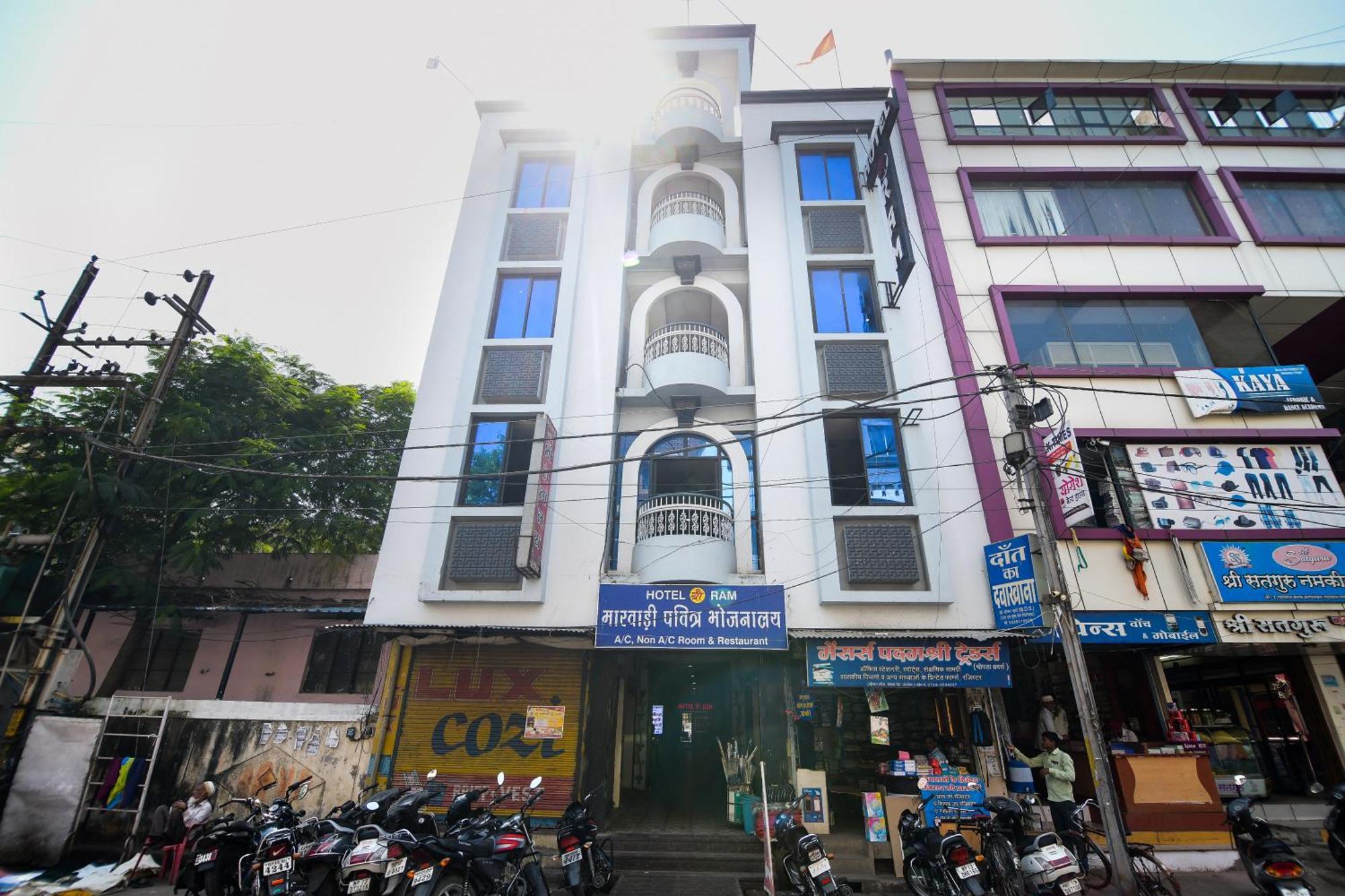 Shree Ram Hotel Uddzsaín Kültér fotó