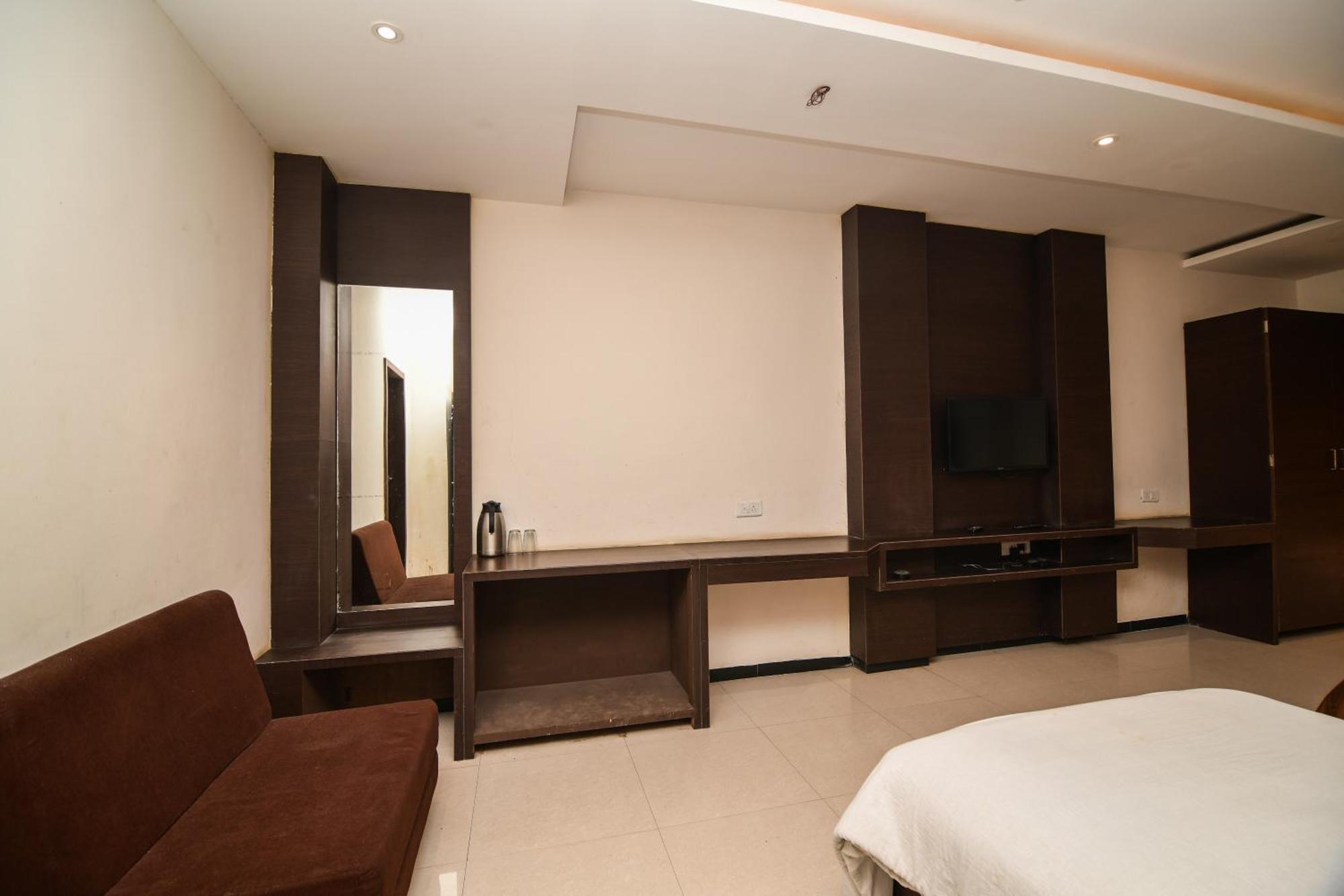 Shree Ram Hotel Uddzsaín Kültér fotó