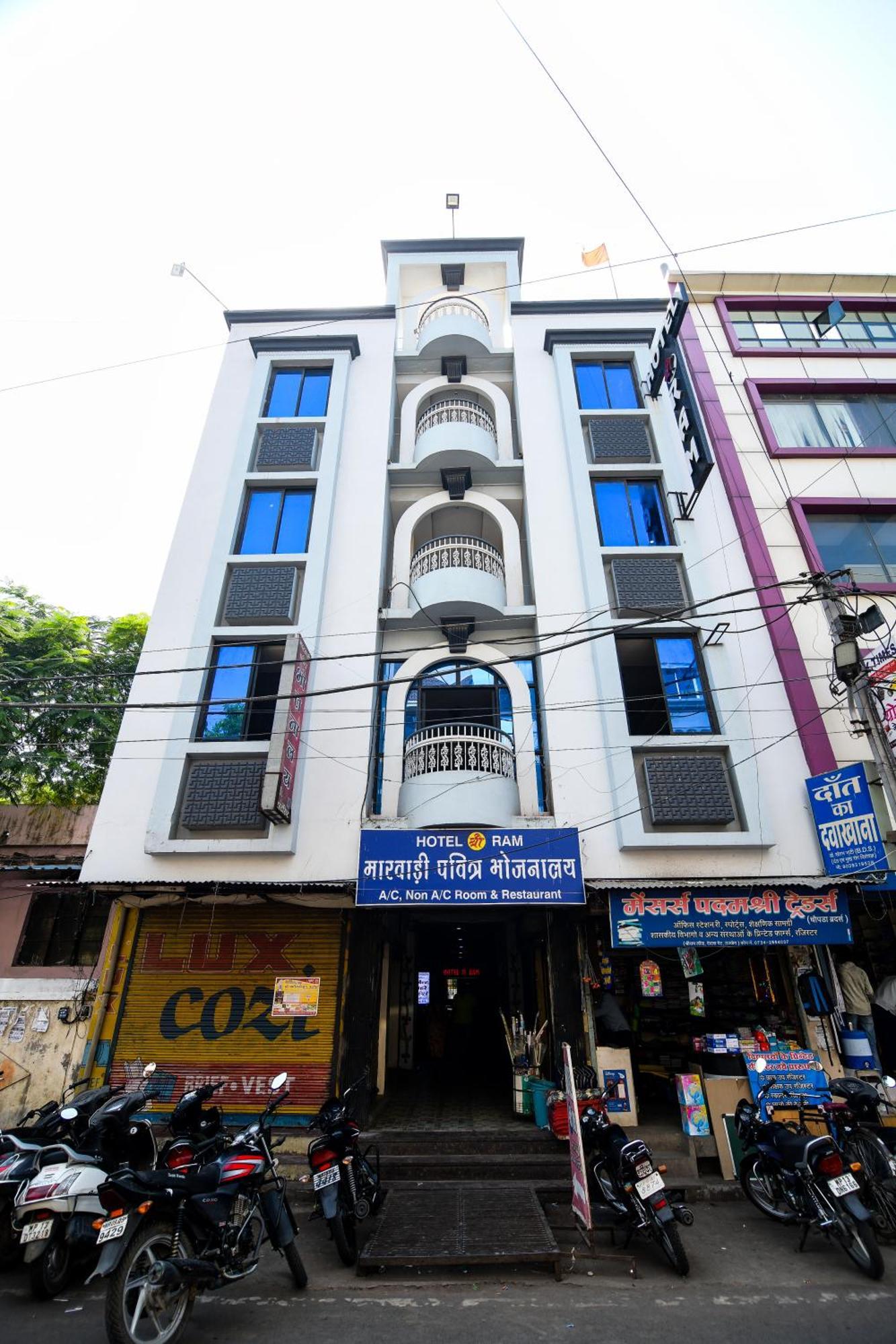 Shree Ram Hotel Uddzsaín Kültér fotó