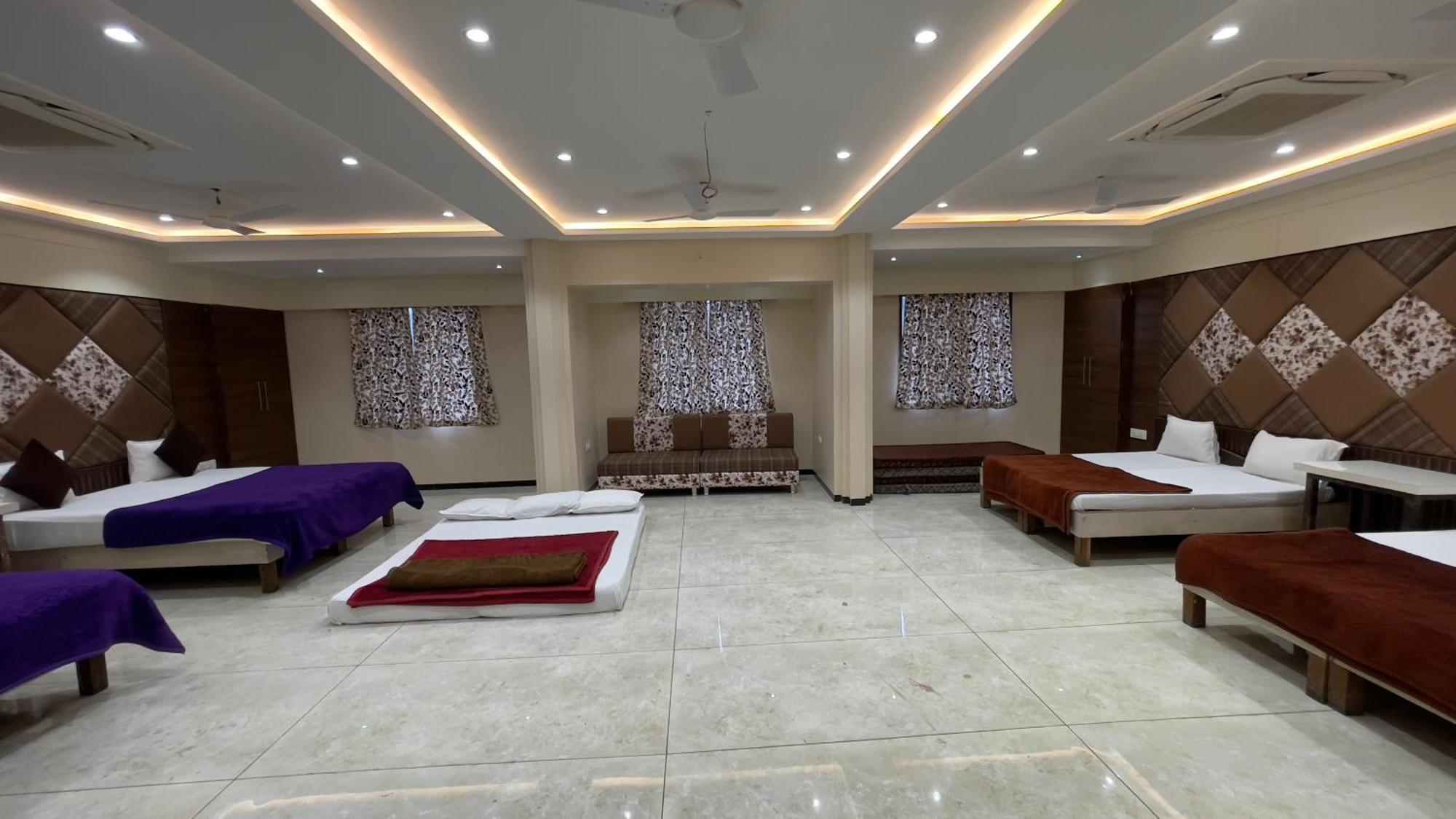 Shree Ram Hotel Uddzsaín Kültér fotó