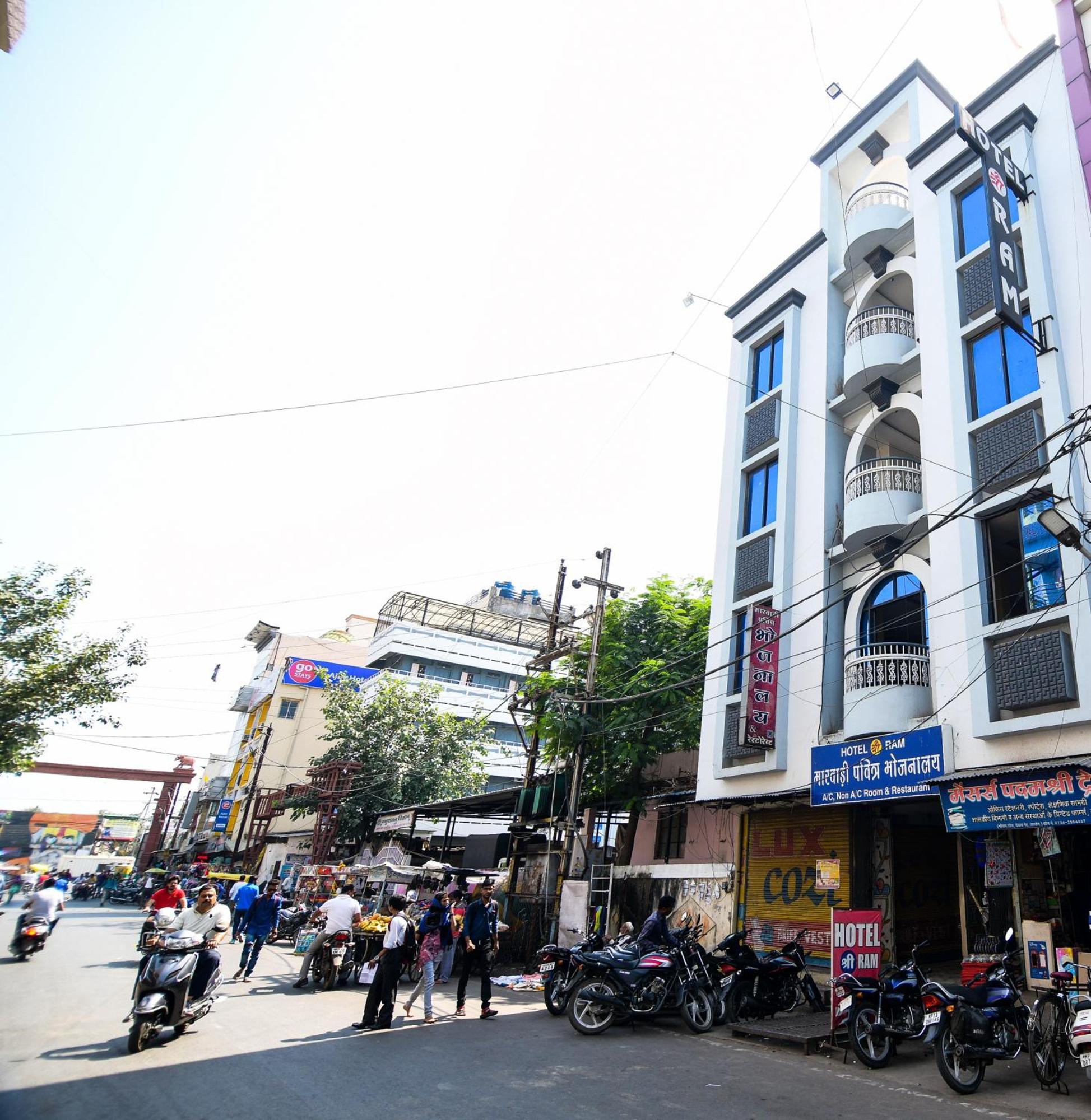 Shree Ram Hotel Uddzsaín Kültér fotó