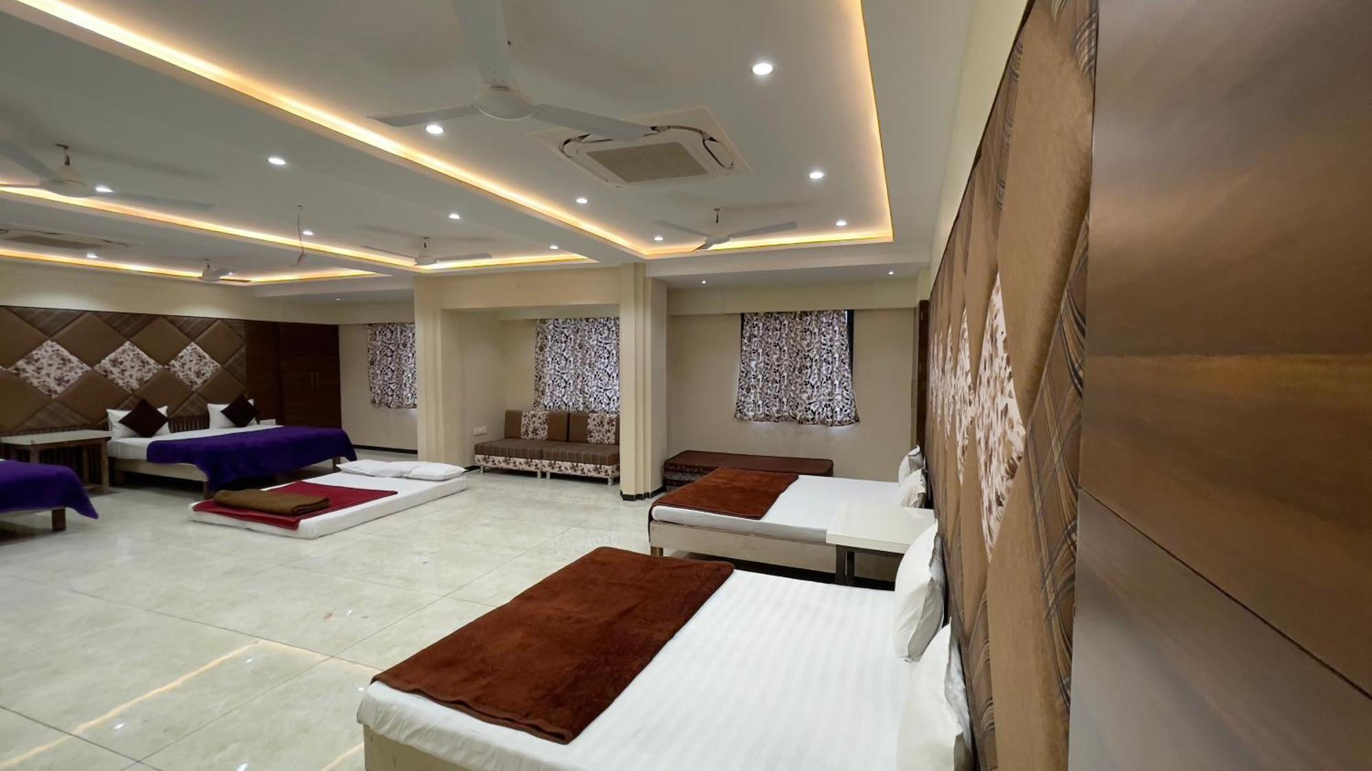 Shree Ram Hotel Uddzsaín Kültér fotó