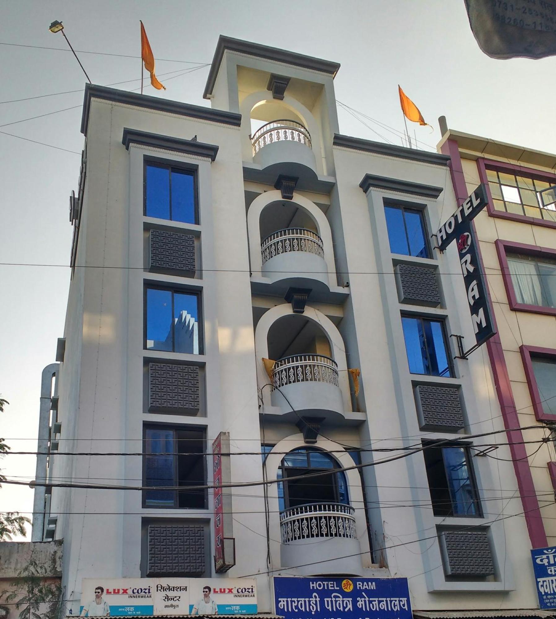 Shree Ram Hotel Uddzsaín Kültér fotó