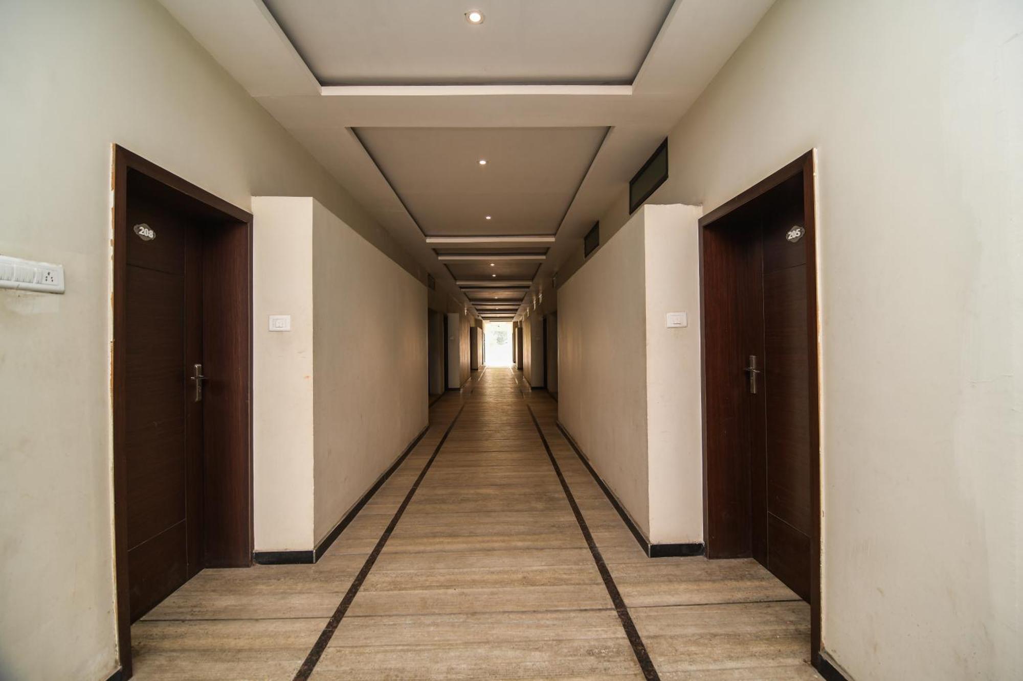 Shree Ram Hotel Uddzsaín Kültér fotó