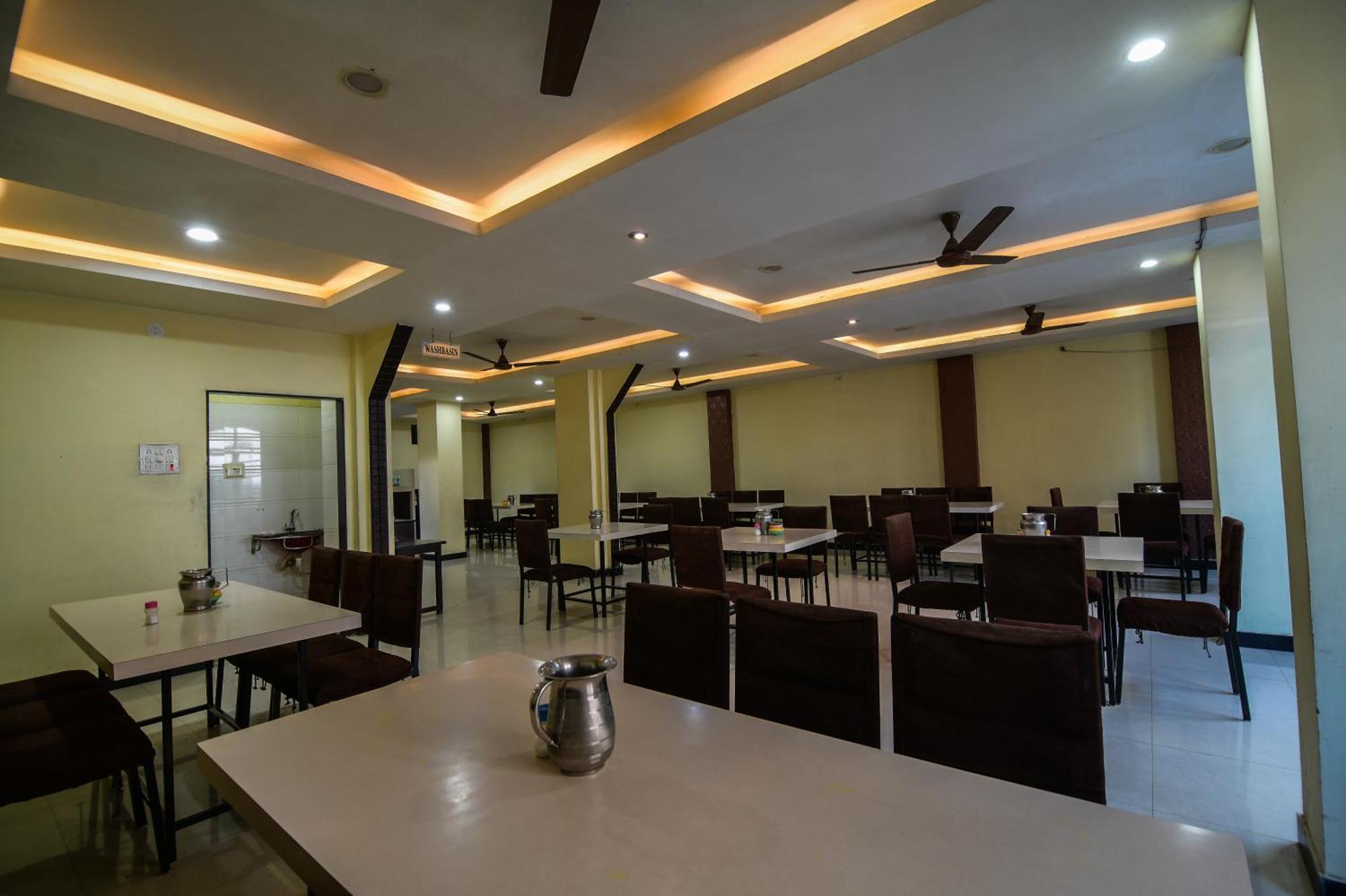 Shree Ram Hotel Uddzsaín Kültér fotó