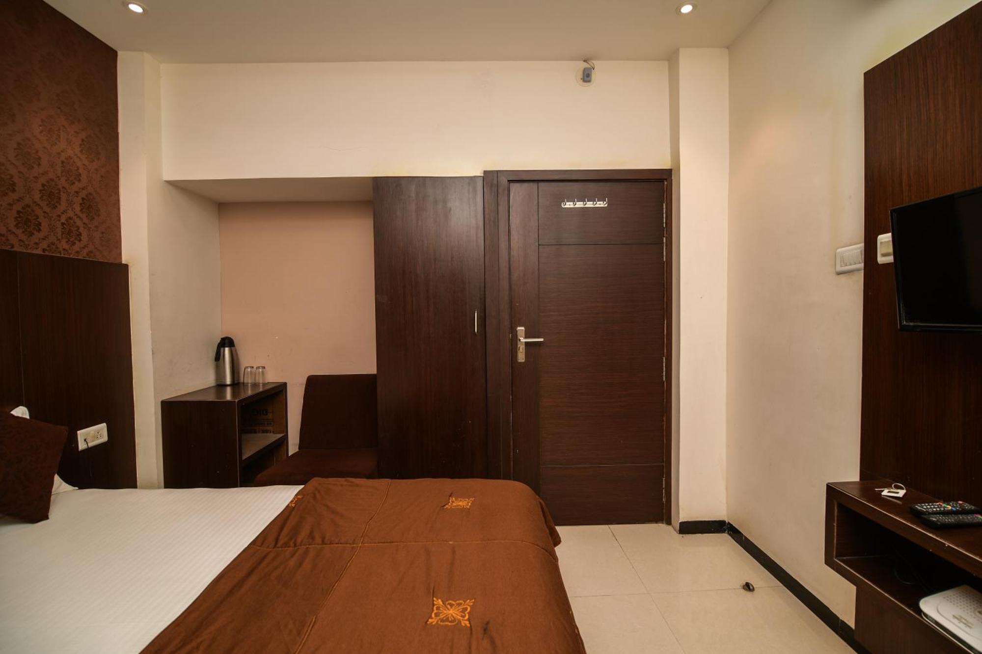 Shree Ram Hotel Uddzsaín Kültér fotó