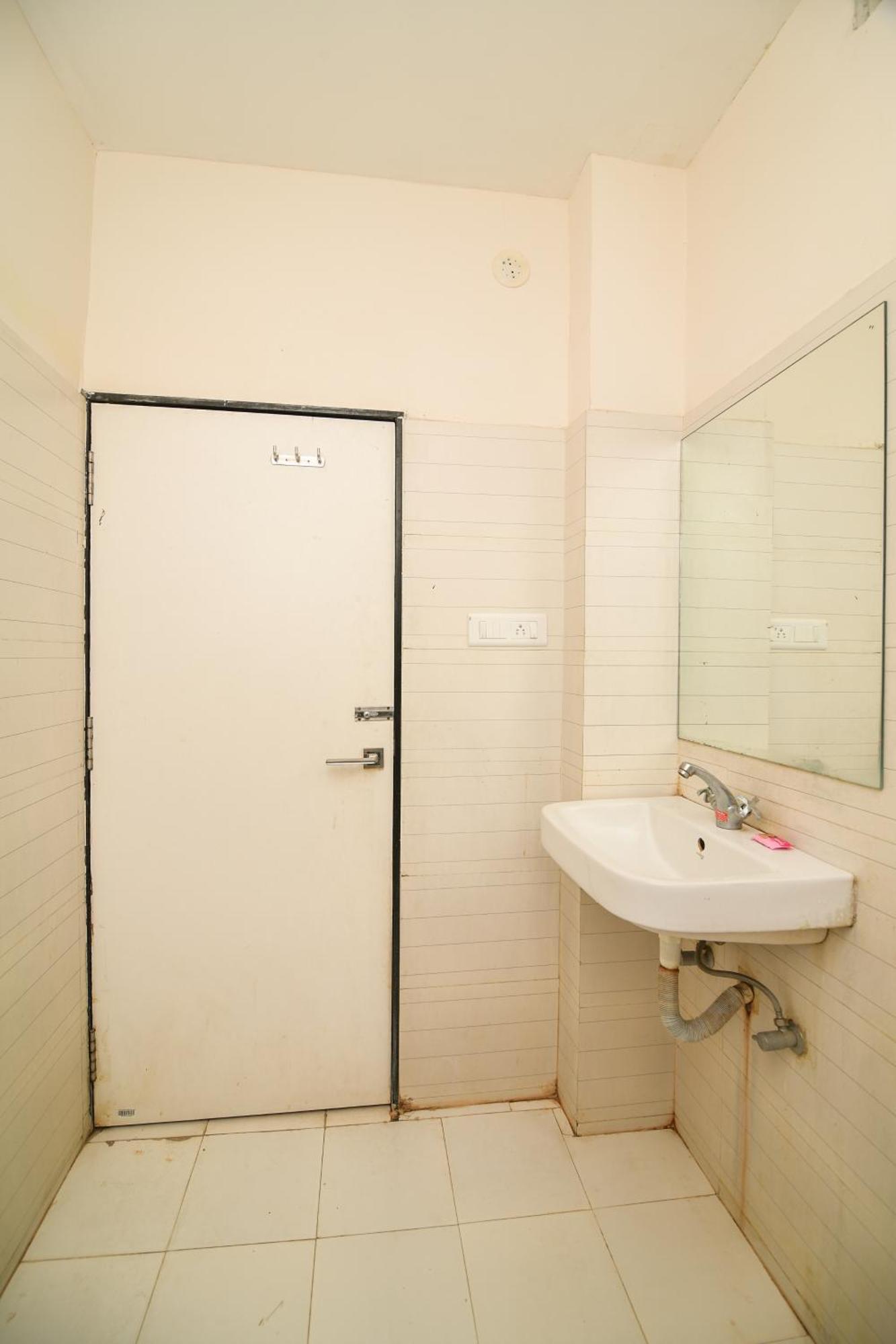 Shree Ram Hotel Uddzsaín Kültér fotó
